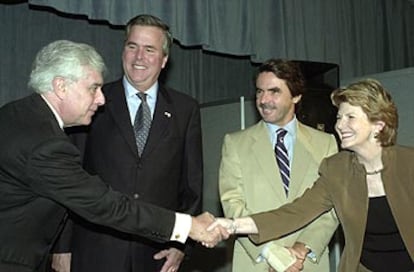 Jeb Bush y Aznar observan el saludo entre el embajador Javier Rupérez y Glenda Hood, secretaria de Estado de Florida.