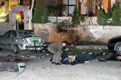Un hombre atiende a víctimas del atentado contra el hotel Day Inn de Ammán.