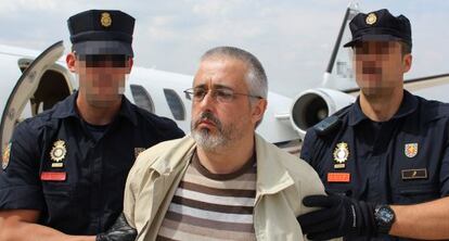 Dos agentes de la Policía Nacional trasladan desde Reino Unido al miembro de ETA Fermín Vila Michelena.