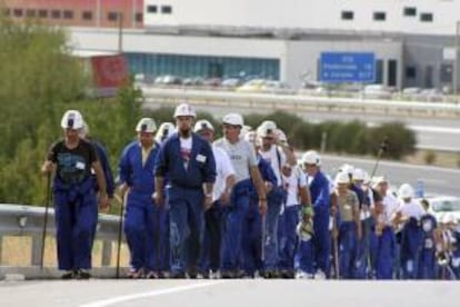 Momento de la llegada de la marcha minera a la población leonesa de Bembibre. EFE/Archivo