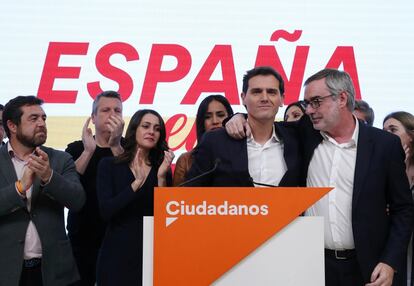 Villegas abraza a Rivera tras perder 47 escaños en las generales de noviembre de 2019.