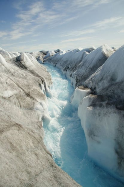 Un estudio ha descubierto que hay partes del hielo de Groenlandia que son menos vulnerables al cambio climático de lo que pensaban hasta ahora. Varias imágenes de satélite han revelado que a pesar del incremento dramático del deshielo en los últimos años, la velocidad del movimiento del hielo en algunas áreas ha disminuido en lugar de incrementarse. El descubrimiento, observado en un sector de hielo que termina en tierra y no en el océano, ayudará a los científicos a mejorar las predicciones sobre cómo de rápido se deshará la zona de Groenlandia durante el cambio climático.