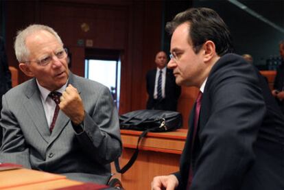 El ministro alemán de Finanzas, Wolfgang Schäuble, izquierda, junto a su colega griego, Yorgos Papaconstantinou, ayer en Bruselas.