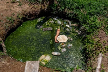 El agua es el principio de muchos males. Organizaciones como Médicos sin Fronteras alertan del incremento de dolencias relacionadas con la insalubridad. Diarrea, dengue y brotes dermatológicos: ese es el día a día. “Esta semana conté 23 malarias, pero a principios de año, que hay más vectores, contamos hasta 150 cada siete días. Este es un clima malsano. El que llega acá, termina por enfermarse. Así esté apenas tres días”, narra Mayron Vergel, doctor de MSF en terreno.