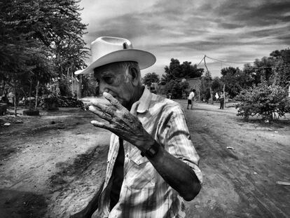 Cecilio Saravia, un anciano de 74 años, vivía en la comunidad El Tecomate, una pequeña ranchería enclavada en la sierra de Sinaloa. Hace cuatro meses se vio obligado a abandonar su casa, cuando los grupos del crimen organizado que operan en la zona se apoderaron de su población y exigieron a los habitantes del lugar que se marcharan.