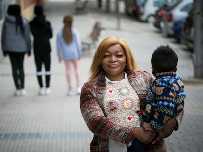Raquel Micha, que cría sola a cuatro hijos, el viernes pasado fotografiada con ellos en Alcorcón, donde viven.