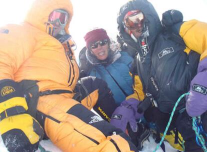 Ferrán Latorre, Edurne Pasaban y Asier Izaguirre en la cima del Manaslu (8.163 m, Nepal)