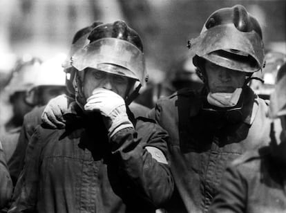 Pasadas las 2.30 de la madrugada, cuando los bomberos trabajaban en varios pisos del edificio nuevo de Almacenes Arias por orden del jefe del Cuerpo de Bomberos Municipal, José Pascual, se hundió el suelo de la cuarta planta, que arrastró, en su caída, las superficies de todas las alturas inferiores hasta alcanzar el segundo sótano. En la imagen, dos bomberos del Ayuntamiento de Madrid, emocionados tras el rescate de uno de los cuerpos de los diez bomberos muertos en el incendio de los Almacenes Arias, el 9 de septiembre de 1987.