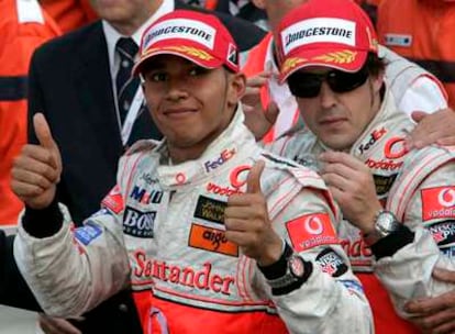 Lewis Hamilton y Fernando Alonso celebran en Montecarlo haber copado los dos primeros peldaños del podio.