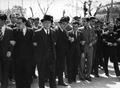 Luis Araquistáin (en el centro, con sombrero y gafas) en la manifestación del 1 de Mayo de 1936 en Madrid. Con él, desde la izquierda, Santiago Carrillo, Francisco Largo Caballero, José Díaz, Trifón Medrano y Juan Gómez Egido (con sombrero).