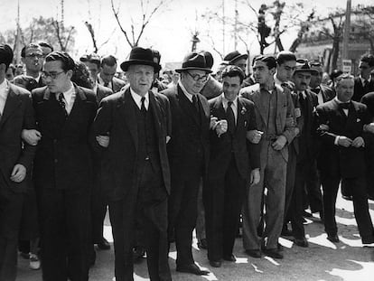 Luis Araquistáin (en el centro, con sombrero y gafas) en la manifestación del 1 de Mayo de 1936 en Madrid. Con él, desde la izquierda, Santiago Carrillo, Francisco Largo Caballero, José Díaz, Trifón Medrano y Juan Gómez Egido (con sombrero).