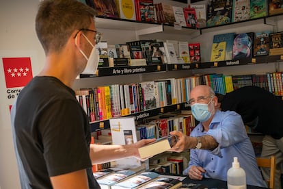 Fernando Aramburu, en su firma de libros en la feria.