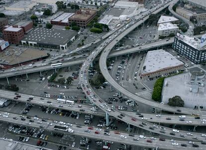 <p>San Francisco està considerada la meca de la innovació i el talent a Estats Units. Però els seus empinats carrers no responen a aquesta definició. L'Ajuntament i altres institucions han vist, precisament en la tecnologia que neix en el seu entorn, la solució als seus problemes.</p>   <p>San Francisco pretén reduir el tràfic i la pol·lució amb l'ús de transport elèctric, autònom (sense conductors) i compartit. La idea és crear una flota de vehicles públics (semblant a Uber) que faci que tenir un cotxe privat deixi de tenir sentit. Així, l'espai que ocupen els cotxes també podrà dedicar-se a una altra cosa com a parcs, cases assequibles i altres serveis.</p>