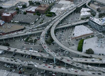 <p>San Francisco està considerada la meca de la innovació i el talent a Estats Units. Però els seus empinats carrers no responen a aquesta definició. L'Ajuntament i altres institucions han vist, precisament en la tecnologia que neix en el seu entorn, la solució als seus problemes.</p> <p>San Francisco pretén reduir el tràfic i la pol·lució amb l'ús de transport elèctric, autònom (sense conductors) i compartit. La idea és crear una flota de vehicles públics (semblant a Uber) que faci que tenir un cotxe privat deixi de tenir sentit. Així, l'espai que ocupen els cotxes també podrà dedicar-se a una altra cosa com a parcs, cases assequibles i altres serveis.</p>