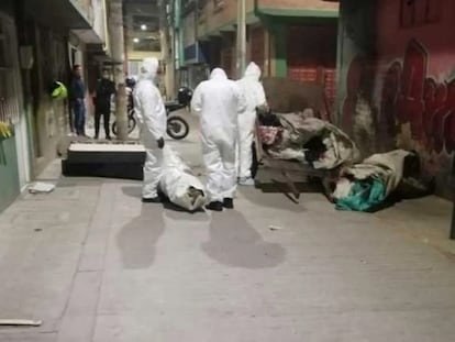 Peritos trabajan en el hallazgo de cuerpos en varias bolsas de basura en la localidad de Kennedy (Bogotá), el 25 de agosto.