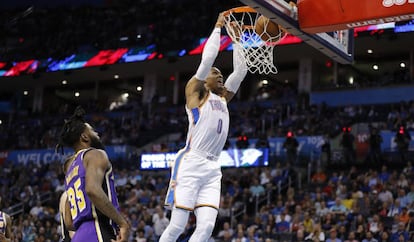 Westbrook anota ante Bullock.