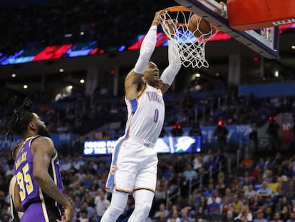 Westbrook anota ante Bullock.