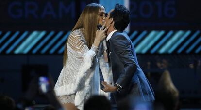 Jennifer Lopez besa a Marc Anthony después de que el cantante recogiese su Grammy Latino como persona del año.