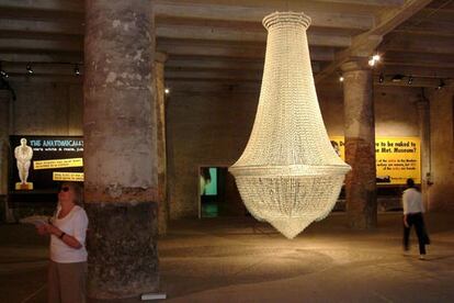 <i>A noiva</i>, un candelabro de cinco metros de altura y dos de diámetro, obra de la artista portuguesa Joana Vasconcelos.