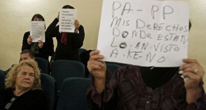 Trabajadoras de la Empresa Municipal de Recaudación protestan en un pleno de Los Barrios