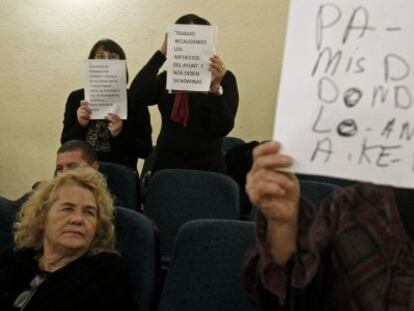 Trabajadoras de la Empresa Municipal de Recaudaci&oacute;n protestan en un pleno de Los Barrios