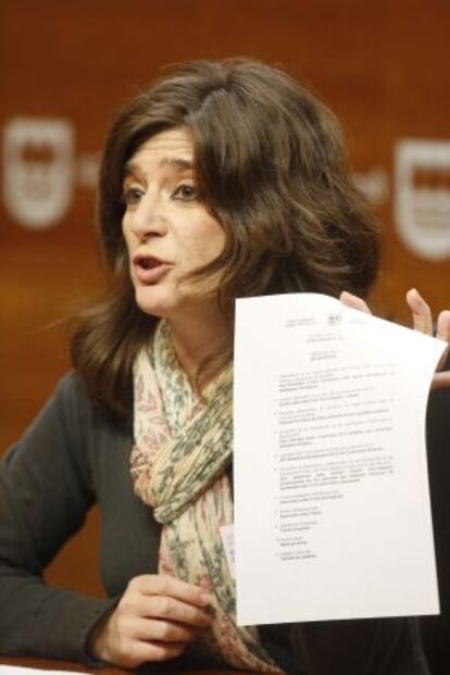 La diputada de Hacienda de Gipuzkoa, Helena Franco, muestra el orden del día del Consejo Vasco de Finanzas.