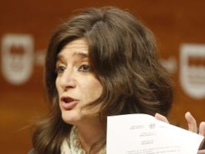 La diputada de Hacienda de Gipuzkoa, Helena Franco, muestra el orden del día del Consejo Vasco de Finanzas.