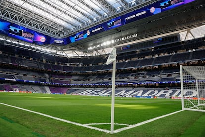 Uma visão geral do interior do estádio antes da partida.