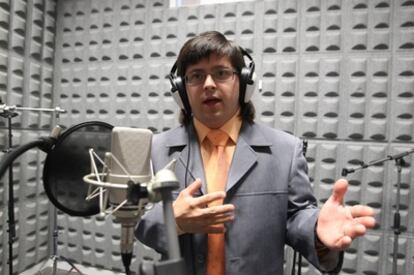 El cantaor flamenco con síndrome de Down Manolo de Santa Cruz graba su maqueta 'La voluntad hecha voz' en el estudio de grabación del IAJ Córdoba.