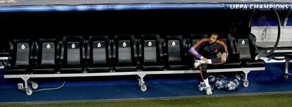 Diego López, en el banquillo, antes del partido.