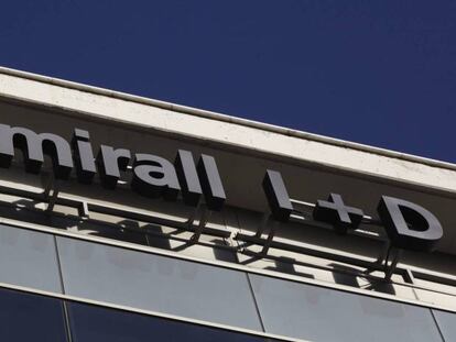 Almirall cae más de un 4% en Bolsa por la salida de su consejero delegado