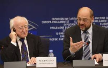 El presidente de Irlanda, Michael Higgins (i), junto al presidente del Parlamento Europeo, Martin Schulz.