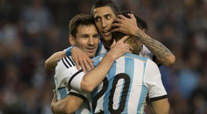 Messi celebra con Di Mar&iacute;a y Ag&uuml;ero su gol ante Eslovenia.