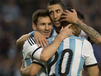 Messi celebra con Di Mar&iacute;a y Ag&uuml;ero su gol ante Eslovenia.