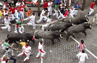 Los toros de Miura cierran los encierros 2016 con una carrera rápida y muy limpia.