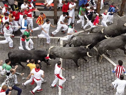 Los toros de Miura cierran los encierros 2016 con una carrera rápida y muy limpia.