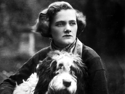 La escritora Daphne Du Maurier, junto a su perro, en 1930,