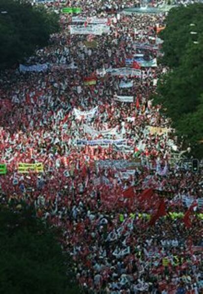 Decenas de miles de personas se manifiestan contra el <i>decretazo</i> por la calle de Alcalá de Madrid ayer.