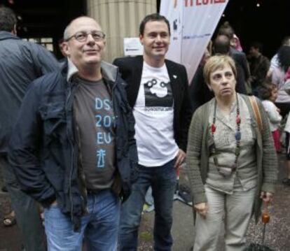 El alcalde Izagirre, primero por la izquierda, junto a Hasier Arraiz, que lleva una camiseta de la capitalidad, el pasado junio, a las puertas de la sede de San Sebastián 2016, y la concejal del PNV Miren Azkarate.