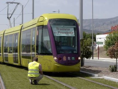 Unos operarios inspeccionan el tranvía en la fase de pruebas, el año pasado.