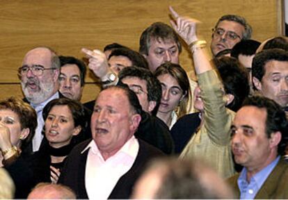 Un grupo de personas increpa a los ediles de Batasuna, durante el pleno de ayer en el Ayuntamiento de Orio.