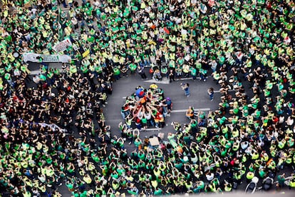 Teachers take over the center of Valencia in a massive demonstration on their fifth day of strike | Education