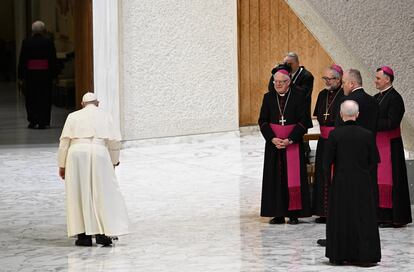 El papa Francisco camina para reunirse con los artistas del Belén viviente de la Basílica de Santa María la Mayor en el Vaticano, el 16 de diciembre de 2023.