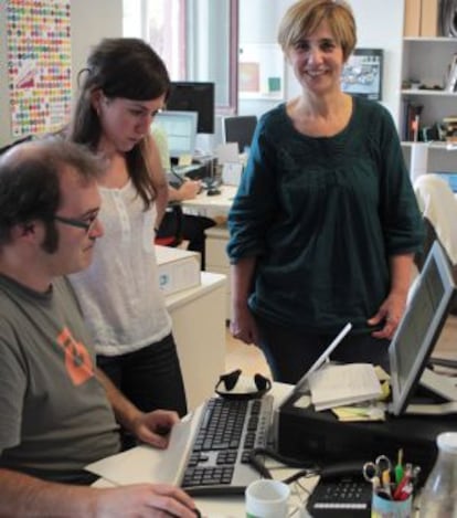 Eva Salaberria trabaja ayer junto a otros miembros de la Oficina de San Sebastián 2016.