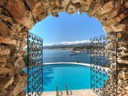 La piscina de la propiedad con vistas al mar.