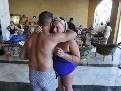 Dos turistas se consuelan en el hotel Imperial Marhaba de la cadena española Riu tras el ataque terrorista en Susa, Túnez.