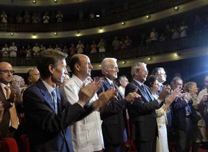 El presidente Touriño y a su derecha los vicepresidentes cubanos, José Ramón Fernández y Carlos Lage, ayer en la conmemoración del himno.