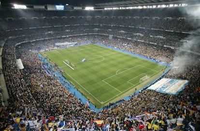 El estadio Santiago Bernabéu en Madrid. El año de su construcción fue elegido mejor estadio de Europa.