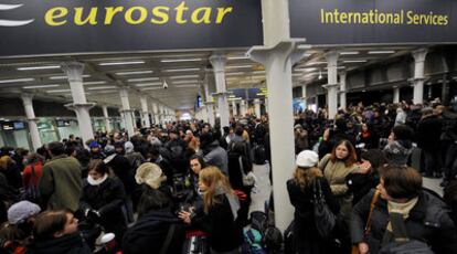 Pasajeros en la estación de King Cross esperan a que se restablezca el servicio de ferrocarril en el Eurotúnel, ayer en Londres.