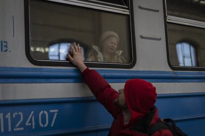 Una niña se despide de su padre en la estación de tren de Lviv, el martes, con destino a Polonia. El halo de seguridad que iluminaba hasta hace poco a Lviv, principal ciudad occidental del país de 725.000 habitantes, se ha ido ensombreciendo. En medio de la amenaza del presidente ruso, Vladímir Putin, fue elegida para erigirse en la capital de la resistencia, embajada improvisada para la diplomacia que huía de Kiev y centro neurálgico de los refugiados.